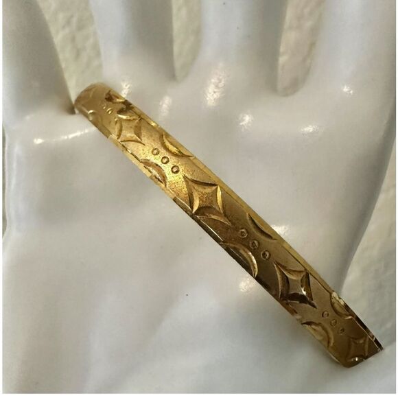 Gold plated patterned  bangle bracelet - Picture 4 of 8